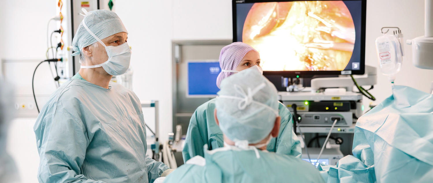 Ärztinnen und Ärzte bei einer Operation